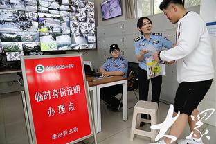 暖心，罗马战国米赛前下起大雨，佩莱格里尼为小球童挡雨